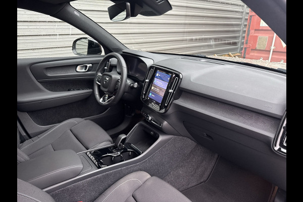 Volvo XC40 Recharge Core 70 kWh / Apple Carplay/Android Auto / 19" Velgen / Achteruitrijcamera / Volvo XC40 Recharge Core 70 kWh / Apple Carplay/Android Auto / 19" Velgen / Achteruitrijcamera /