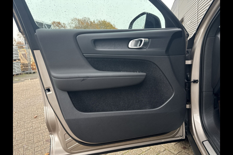Volvo XC40 Recharge Core 70 kWh / Apple Carplay/Android Auto / 19" Velgen / Achteruitrijcamera / Volvo XC40 Recharge Core 70 kWh / Apple Carplay/Android Auto / 19" Velgen / Achteruitrijcamera /