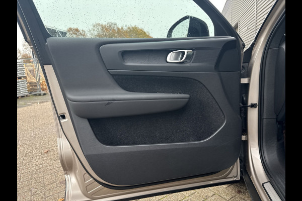 Volvo XC40 Recharge Core 70 kWh / Apple Carplay/Android Auto / 19" Velgen / Achteruitrijcamera / Volvo XC40 Recharge Core 70 kWh / Apple Carplay/Android Auto / 19" Velgen / Achteruitrijcamera /