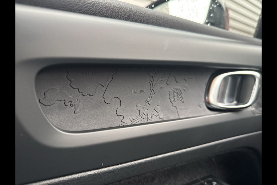 Volvo XC40 Recharge Core 70 kWh / Apple Carplay/Android Auto / 19" Velgen / Achteruitrijcamera / Volvo XC40 Recharge Core 70 kWh / Apple Carplay/Android Auto / 19" Velgen / Achteruitrijcamera /
