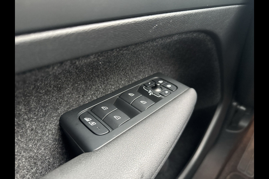 Volvo XC40 Recharge Core 70 kWh / Apple Carplay/Android Auto / 19" Velgen / Achteruitrijcamera / Volvo XC40 Recharge Core 70 kWh / Apple Carplay/Android Auto / 19" Velgen / Achteruitrijcamera /