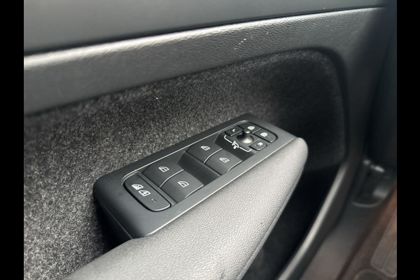Volvo XC40 Recharge Core 70 kWh / Apple Carplay/Android Auto / 19" Velgen / Achteruitrijcamera / Volvo XC40 Recharge Core 70 kWh / Apple Carplay/Android Auto / 19" Velgen / Achteruitrijcamera /