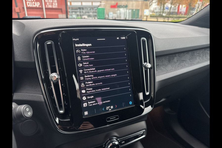 Volvo XC40 Recharge Core 70 kWh / Apple Carplay/Android Auto / 19" Velgen / Achteruitrijcamera / Volvo XC40 Recharge Core 70 kWh / Apple Carplay/Android Auto / 19" Velgen / Achteruitrijcamera /