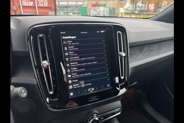 Volvo XC40 Recharge Core 70 kWh / Apple Carplay/Android Auto / 19" Velgen / Achteruitrijcamera / Volvo XC40 Recharge Core 70 kWh / Apple Carplay/Android Auto / 19" Velgen / Achteruitrijcamera /