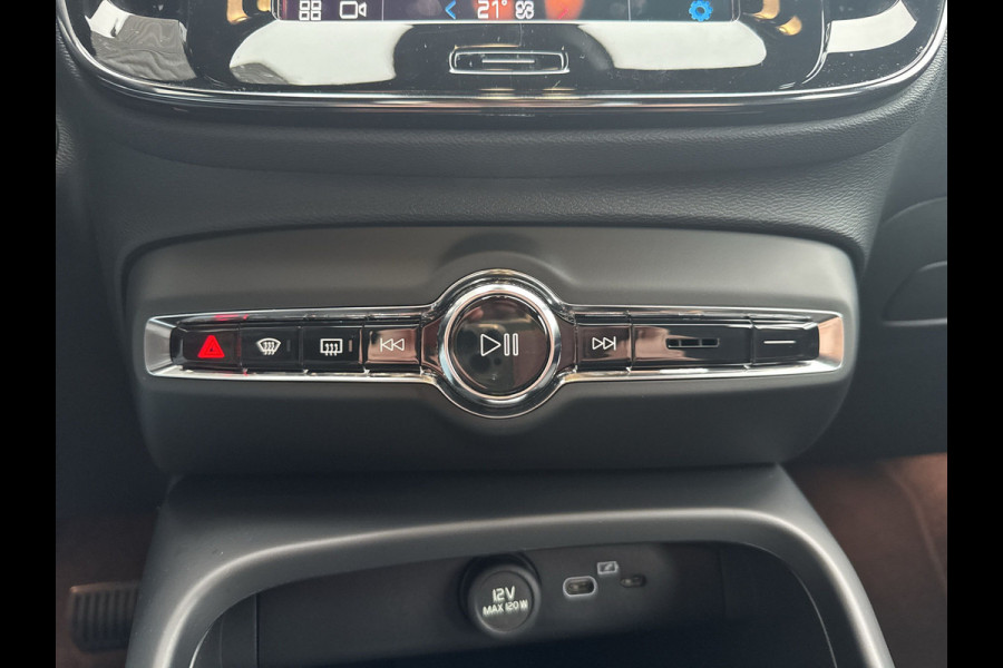 Volvo XC40 Recharge Core 70 kWh / Apple Carplay/Android Auto / 19" Velgen / Achteruitrijcamera / Volvo XC40 Recharge Core 70 kWh / Apple Carplay/Android Auto / 19" Velgen / Achteruitrijcamera /