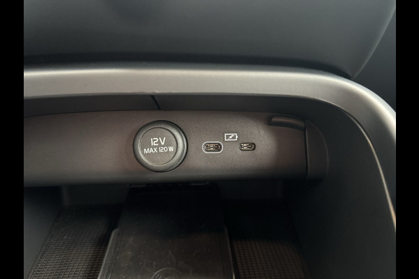 Volvo XC40 Recharge Core 70 kWh / Apple Carplay/Android Auto / 19" Velgen / Achteruitrijcamera / Volvo XC40 Recharge Core 70 kWh / Apple Carplay/Android Auto / 19" Velgen / Achteruitrijcamera /