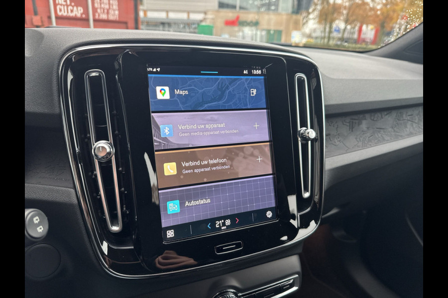Volvo XC40 Recharge Core 70 kWh / Apple Carplay/Android Auto / 19" Velgen / Achteruitrijcamera / Volvo XC40 Recharge Core 70 kWh / Apple Carplay/Android Auto / 19" Velgen / Achteruitrijcamera /