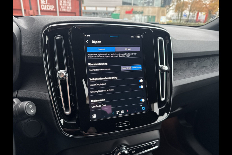 Volvo XC40 Recharge Core 70 kWh / Apple Carplay/Android Auto / 19" Velgen / Achteruitrijcamera / Volvo XC40 Recharge Core 70 kWh / Apple Carplay/Android Auto / 19" Velgen / Achteruitrijcamera /
