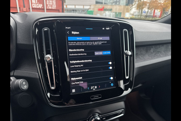 Volvo XC40 Recharge Core 70 kWh / Apple Carplay/Android Auto / 19" Velgen / Achteruitrijcamera / Volvo XC40 Recharge Core 70 kWh / Apple Carplay/Android Auto / 19" Velgen / Achteruitrijcamera /