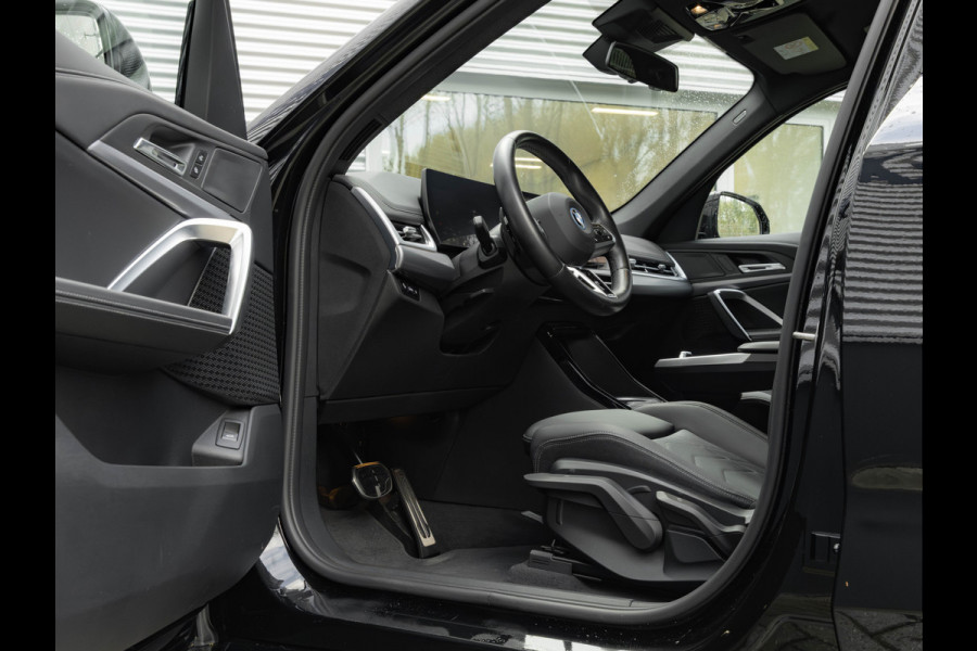 BMW iX1 eDrive20 M-Sport - Camera - Shadow Line - Adaptief Onderstel - Stoelverwarming BMW iX1 eDrive20 M-Sport - Camera - Shadow Line - Adaptief Onderstel - Stoelverwarming