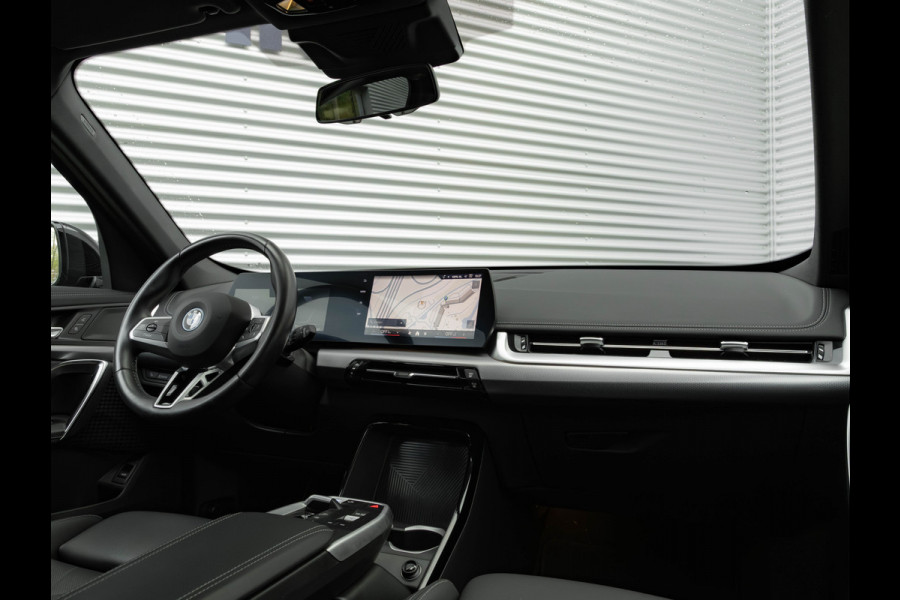 BMW iX1 eDrive20 M-Sport - Camera - Shadow Line - Adaptief Onderstel - Stoelverwarming BMW iX1 eDrive20 M-Sport - Camera - Shadow Line - Adaptief Onderstel - Stoelverwarming