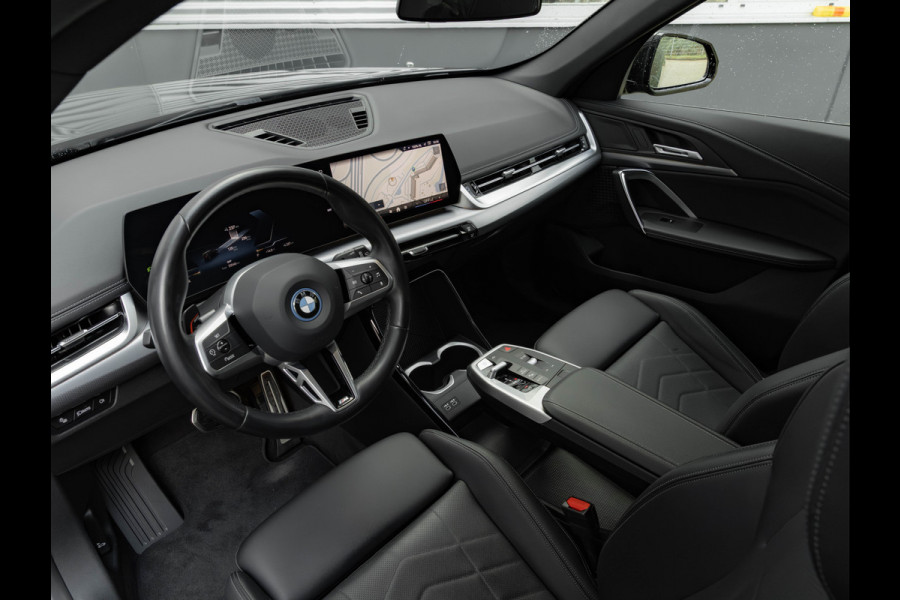 BMW iX1 eDrive20 M-Sport - Camera - Shadow Line - Adaptief Onderstel - Stoelverwarming BMW iX1 eDrive20 M-Sport - Camera - Shadow Line - Adaptief Onderstel - Stoelverwarming