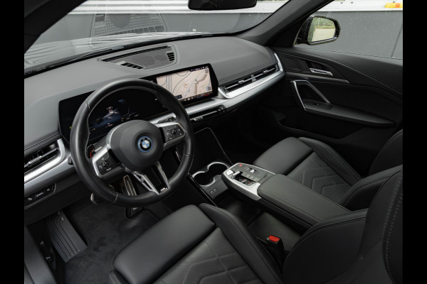 BMW iX1 eDrive20 M-Sport - Camera - Shadow Line - Adaptief Onderstel - Stoelverwarming BMW iX1 eDrive20 M-Sport - Camera - Shadow Line - Adaptief Onderstel - Stoelverwarming