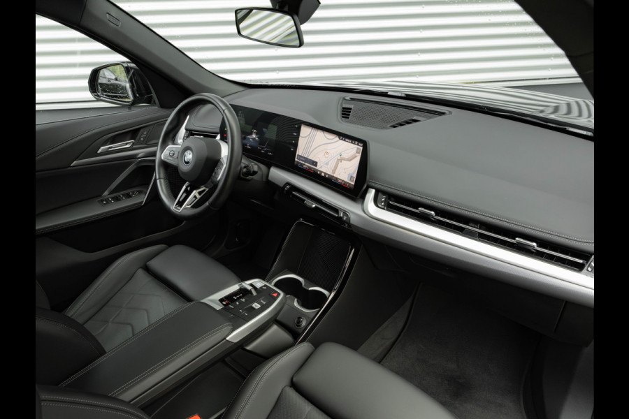 BMW iX1 eDrive20 M-Sport - Camera - Shadow Line - Adaptief Onderstel - Stoelverwarming BMW iX1 eDrive20 M-Sport - Camera - Shadow Line - Adaptief Onderstel - Stoelverwarming
