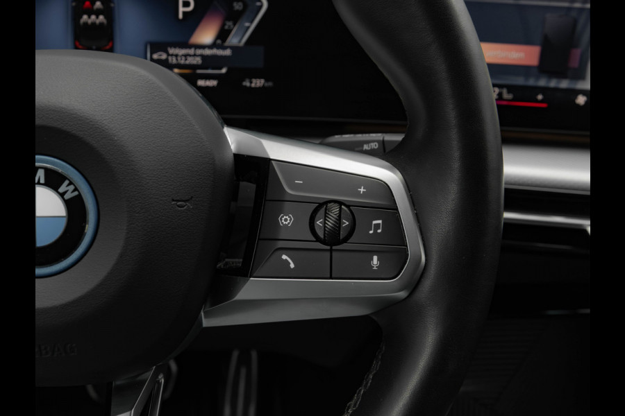 BMW iX1 eDrive20 M-Sport - Camera - Shadow Line - Adaptief Onderstel - Stoelverwarming BMW iX1 eDrive20 M-Sport - Camera - Shadow Line - Adaptief Onderstel - Stoelverwarming