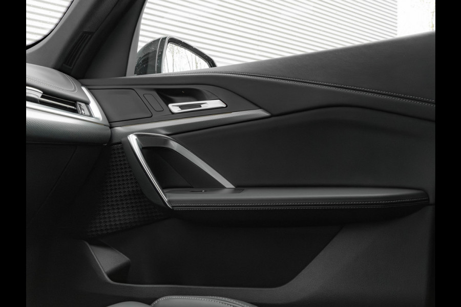 BMW iX1 eDrive20 M-Sport - Camera - Shadow Line - Adaptief Onderstel - Stoelverwarming BMW iX1 eDrive20 M-Sport - Camera - Shadow Line - Adaptief Onderstel - Stoelverwarming