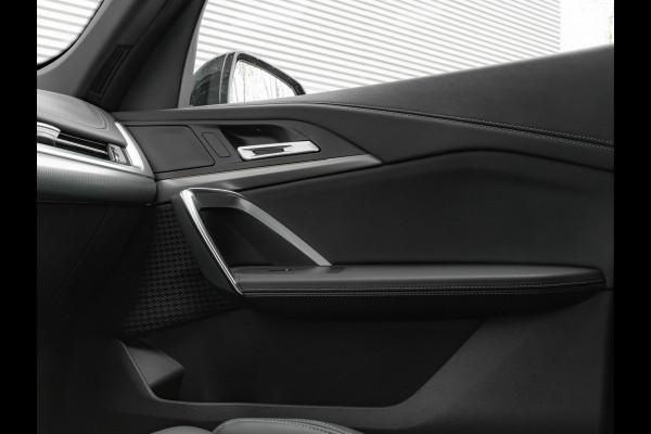 BMW iX1 eDrive20 M-Sport - Camera - Shadow Line - Adaptief Onderstel - Stoelverwarming BMW iX1 eDrive20 M-Sport - Camera - Shadow Line - Adaptief Onderstel - Stoelverwarming