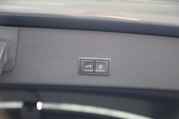 Audi e-tron Sportback 55 S quattro 95 kWh | 408PK | Luchtvering | Head-up | Keyles-go | Sfeerverlichting | B&O | Matrix-led | S-Stoelen | Leder | 2020 Audi e-tron Sportback 55 S quattro 95 kWh | 408PK | Luchtvering | Head-up | Keyles-go | Sfeerverlichting | B&O | Matrix-led | S-Stoelen | Leder | 2020