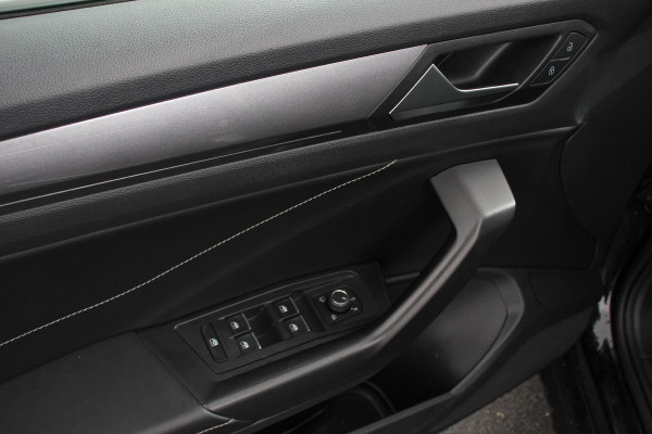 Volkswagen T-Roc 1.5 TSI 150pk DSG Style | Navigatie | Climate Control | Parkeer sensoren | Adaptive Cruise Control | Led | Dab Volkswagen T-Roc 1.5 TSI 150pk DSG Style | Navigatie | Climate Control | Parkeer sensoren | Adaptive Cruise Control | Led | Dab