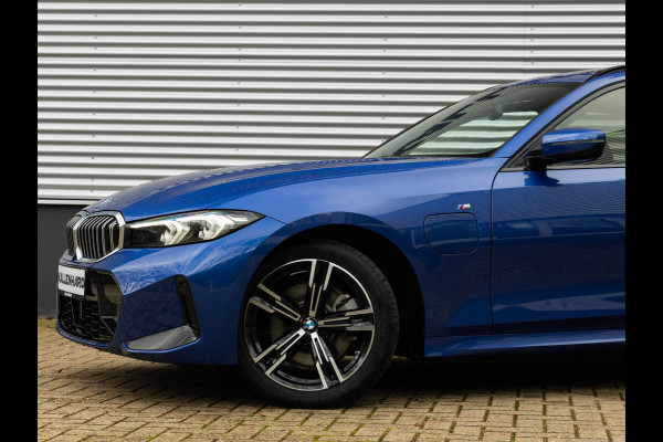 BMW 3 Serie Touring 330e M-Sport - Pano - Trekhaak - ACC - Hifi - Camera