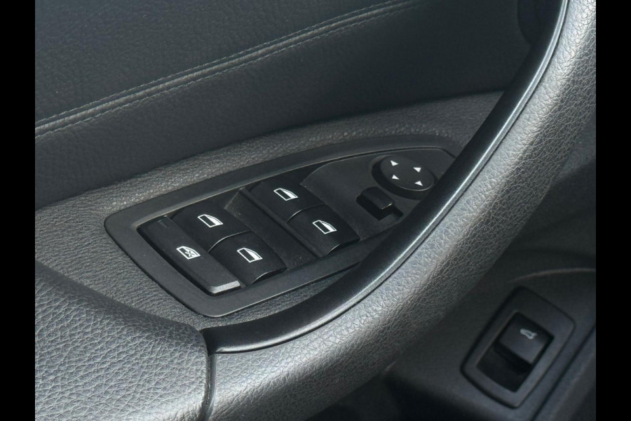 BMW X1 SDrive18i AUTOMAAT High Executive, leder, stoelverwarming, dealer onderhoud, navi, afn.trekhaak, nederlandse auto met nap BMW X1 SDrive18i AUTOMAAT High Executive, leder, stoelverwarming, dealer onderhoud, navi, afn.trekhaak, nederlandse auto met nap