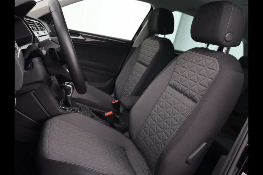 Volkswagen Tiguan 1.4 TSI eHybrid Style | Stoelverwarming | Camera | Adaptive cruise | Carplay | Sfeerverlichting | Full LED | Navigatie | Park Assist | DAB | Stuurverwarming | PHEV | Plug In Volkswagen Tiguan 1.4 TSI eHybrid Style | Stoelverwarming | Camera | Adaptive cruise | Carplay | Sfeerverlichting | Full LED | Navigatie | Park Assist | DAB | Stuurverwarming | PHEV | Plug In