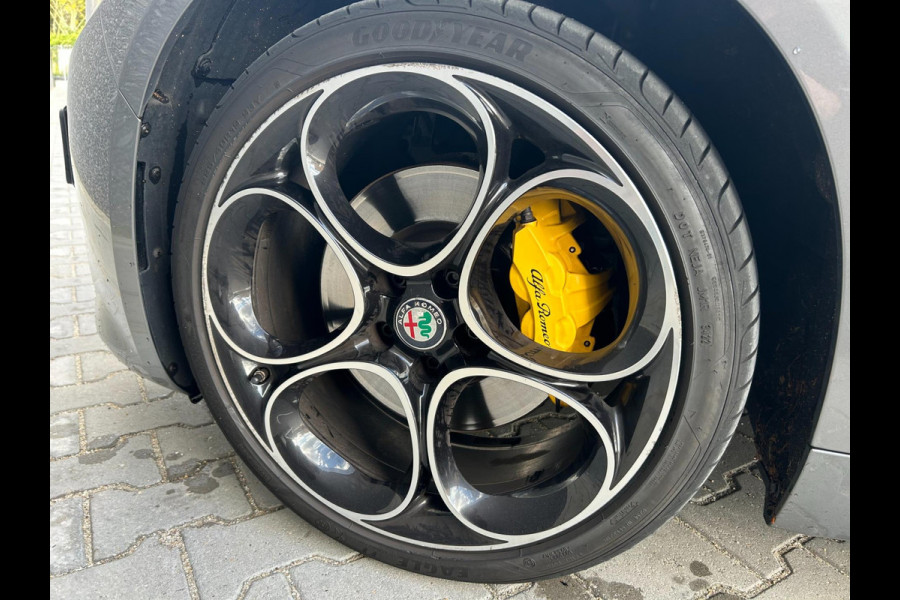 Alfa Romeo Giulia 2.0 T AWD Veloce 280pk | HARMAN KARDON | CARPLAY | A.CAMERA | NAVI | BLUETOOTH | APK T/M 11-12-2027 | TOPSTAAT Alfa Romeo Giulia 2.0 T AWD Veloce 280pk | HARMAN KARDON | CARPLAY | A.CAMERA | NAVI | BLUETOOTH | APK T/M 11-12-2027 | TOPSTAAT
