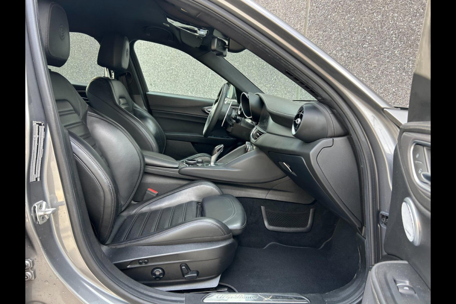 Alfa Romeo Giulia 2.0 T AWD Veloce 280pk | HARMAN KARDON | CARPLAY | A.CAMERA | NAVI | BLUETOOTH | APK T/M 11-12-2027 | TOPSTAAT Alfa Romeo Giulia 2.0 T AWD Veloce 280pk | HARMAN KARDON | CARPLAY | A.CAMERA | NAVI | BLUETOOTH | APK T/M 11-12-2027 | TOPSTAAT