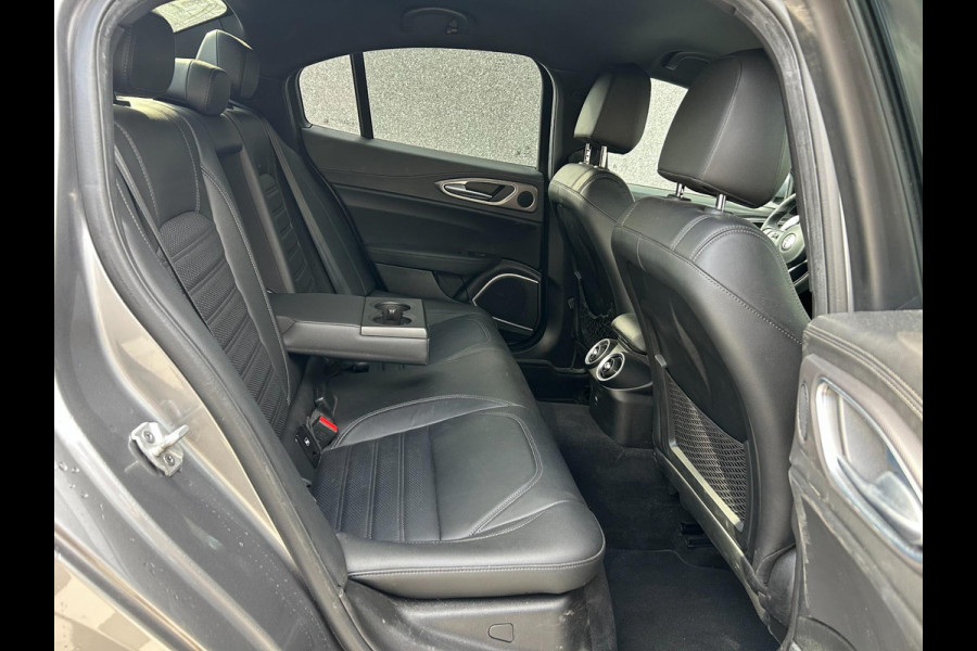 Alfa Romeo Giulia 2.0 T AWD Veloce 280pk | HARMAN KARDON | CARPLAY | A.CAMERA | NAVI | BLUETOOTH | APK T/M 11-12-2027 | TOPSTAAT Alfa Romeo Giulia 2.0 T AWD Veloce 280pk | HARMAN KARDON | CARPLAY | A.CAMERA | NAVI | BLUETOOTH | APK T/M 11-12-2027 | TOPSTAAT