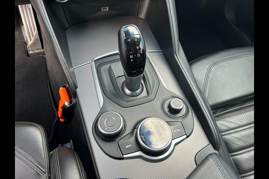 Alfa Romeo Giulia 2.0 T AWD Veloce 280pk | HARMAN KARDON | CARPLAY | A.CAMERA | NAVI | BLUETOOTH | APK T/M 11-12-2027 | TOPSTAAT Alfa Romeo Giulia 2.0 T AWD Veloce 280pk | HARMAN KARDON | CARPLAY | A.CAMERA | NAVI | BLUETOOTH | APK T/M 11-12-2027 | TOPSTAAT