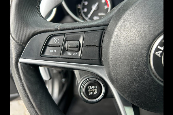 Alfa Romeo Giulia 2.0 T AWD Veloce 280pk | HARMAN KARDON | CARPLAY | A.CAMERA | NAVI | BLUETOOTH | APK T/M 11-12-2027 | TOPSTAAT Alfa Romeo Giulia 2.0 T AWD Veloce 280pk | HARMAN KARDON | CARPLAY | A.CAMERA | NAVI | BLUETOOTH | APK T/M 11-12-2027 | TOPSTAAT