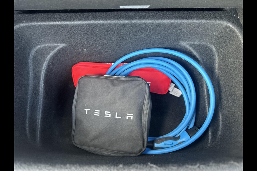 Tesla Model Y Long Range AWD 75 kWh AUTOPILOT| ACHTERBANK VERWARMD| STOEL+ STUUR VERW. | TESLA GARANTIE AANDRIJFLIJN EN ACCU T/M 07-2031/192.000KM Tesla Model Y Long Range AWD 75 kWh AUTOPILOT| ACHTERBANK VERWARMD| STOEL+ STUUR VERW. | TESLA GARANTIE AANDRIJFLIJN EN ACCU T/M 07-2031/192.000KM