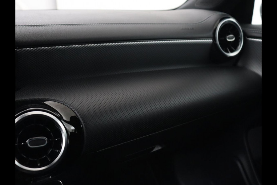 Mercedes-Benz CLA-Klasse Shooting Brake 250e Urban | Carplay | Park Assist | Navigatie | Camera | DAB | Half leder | Full LED | PHEV | Plug In