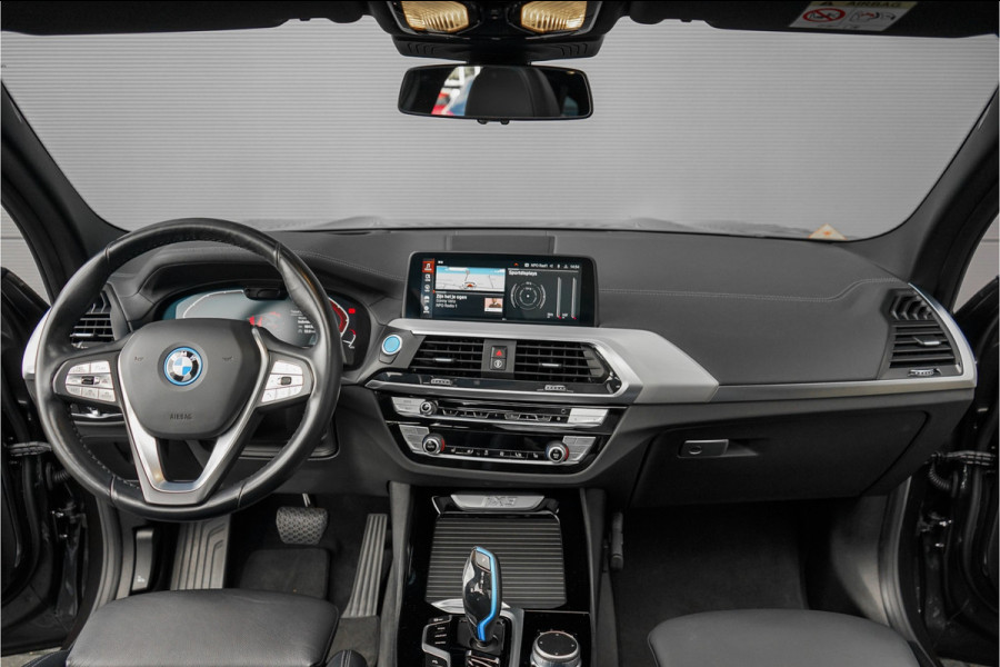 BMW iX3 High Executive 80 kWh Pano ACC HUD H&K Elek Trekhaak 1e Eig BMW iX3 High Executive 80 kWh Pano ACC HUD H&K Elek Trekhaak 1e Eig