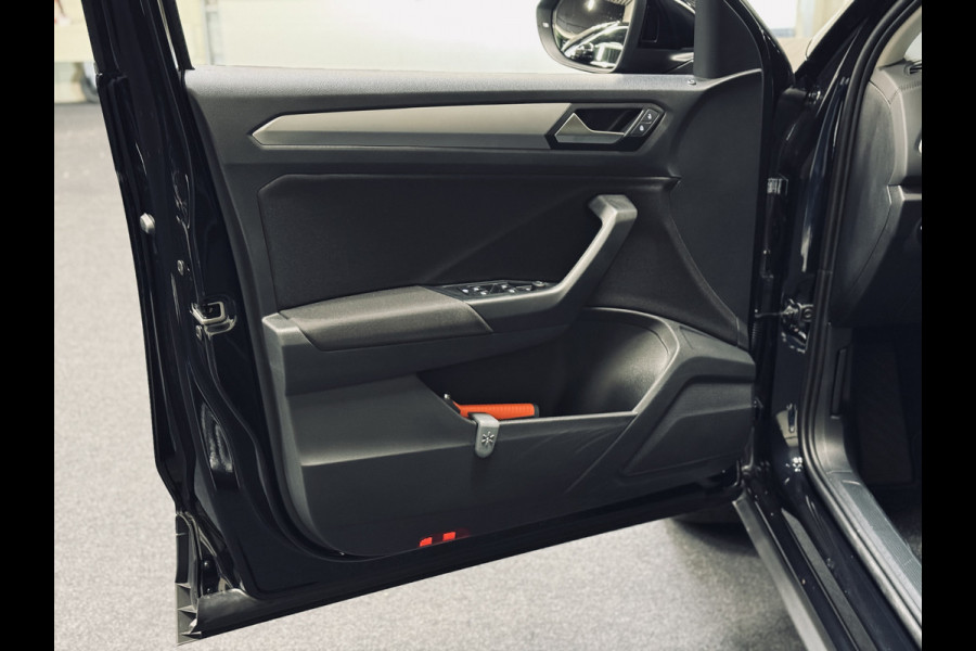 Volkswagen T-Roc 1.5 TSI Oranje Edition | NAP | IQ | Navi Volkswagen T-Roc 1.5 TSI Oranje Edition | NAP | IQ | Navi