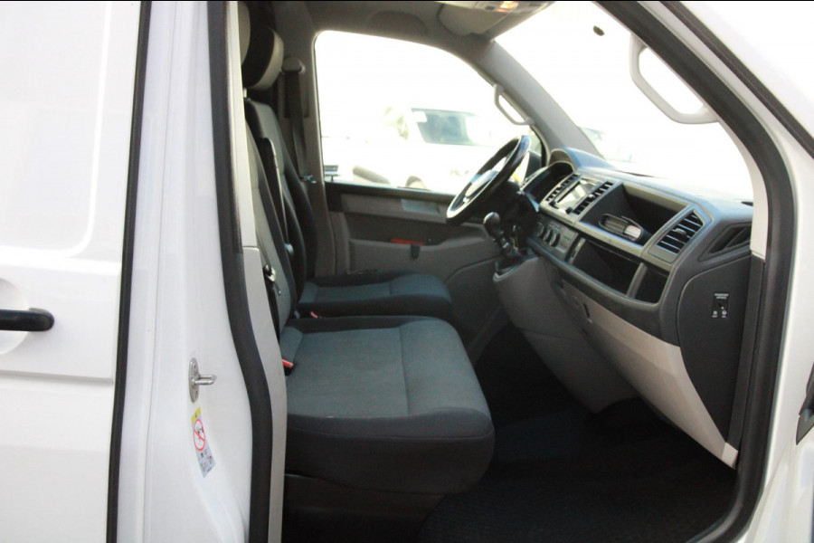Volkswagen Transporter 2.0 TDI 102PK L2H1 / App connect / Imperiaal / Multi stuur / 3 zits Volkswagen Transporter 2.0 TDI 102PK L2H1 / App connect / Imperiaal / Multi stuur / 3 zits