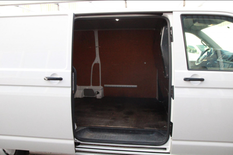 Volkswagen Transporter 2.0 TDI 102PK L2H1 / App connect / Imperiaal / Multi stuur / 3 zits Volkswagen Transporter 2.0 TDI 102PK L2H1 / App connect / Imperiaal / Multi stuur / 3 zits