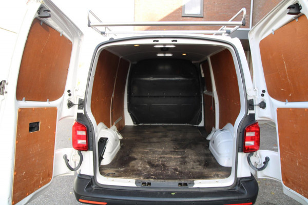 Volkswagen Transporter 2.0 TDI 102PK L2H1 / App connect / Imperiaal / Multi stuur / 3 zits Volkswagen Transporter 2.0 TDI 102PK L2H1 / App connect / Imperiaal / Multi stuur / 3 zits