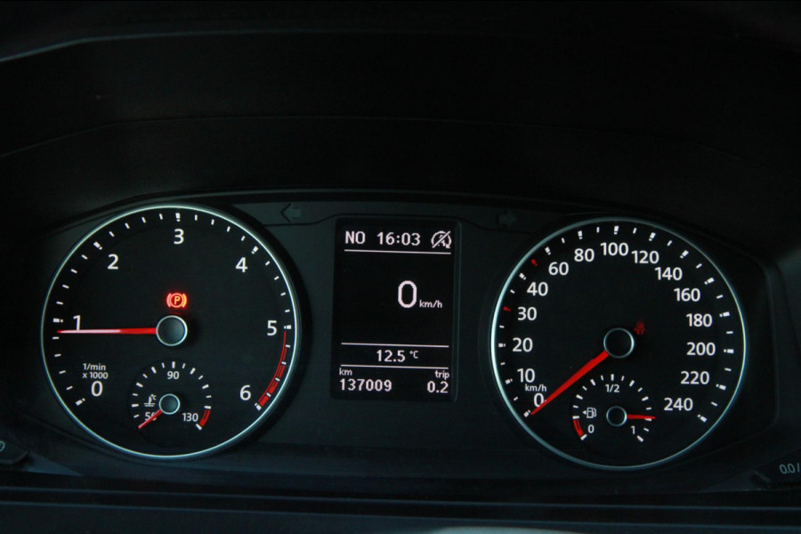 Volkswagen Transporter 2.0 TDI 102PK L2H1 / App connect / Imperiaal / Multi stuur / 3 zits Volkswagen Transporter 2.0 TDI 102PK L2H1 / App connect / Imperiaal / Multi stuur / 3 zits