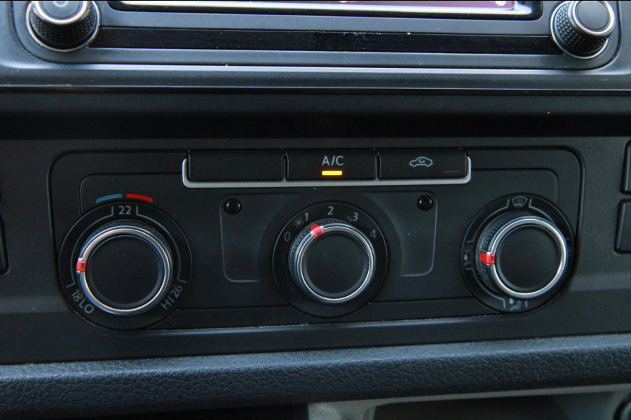 Volkswagen Transporter 2.0 TDI 102PK L2H1 / App connect / Imperiaal / Multi stuur / 3 zits Volkswagen Transporter 2.0 TDI 102PK L2H1 / App connect / Imperiaal / Multi stuur / 3 zits