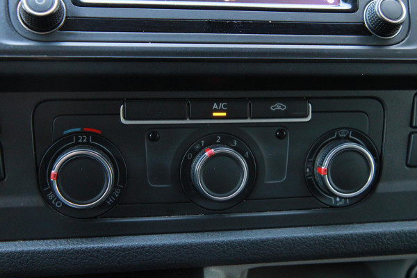 Volkswagen Transporter 2.0 TDI 102PK L2H1 / App connect / Imperiaal / Multi stuur / 3 zits Volkswagen Transporter 2.0 TDI 102PK L2H1 / App connect / Imperiaal / Multi stuur / 3 zits