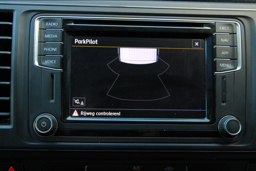 Volkswagen Transporter 2.0 TDI 102PK L2H1 / App connect / Imperiaal / Multi stuur / 3 zits Volkswagen Transporter 2.0 TDI 102PK L2H1 / App connect / Imperiaal / Multi stuur / 3 zits