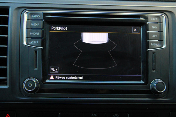 Volkswagen Transporter 2.0 TDI 102PK L2H1 / App connect / Imperiaal / Multi stuur / 3 zits Volkswagen Transporter 2.0 TDI 102PK L2H1 / App connect / Imperiaal / Multi stuur / 3 zits