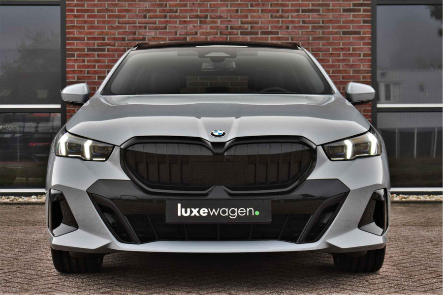 BMW 5 Serie 530e M-Sport Pano ACC 360 H/K Stoel-vent Brooklyngrau BMW 5 Serie 530e M-Sport Pano ACC 360 H/K Stoel-vent Brooklyngrau
