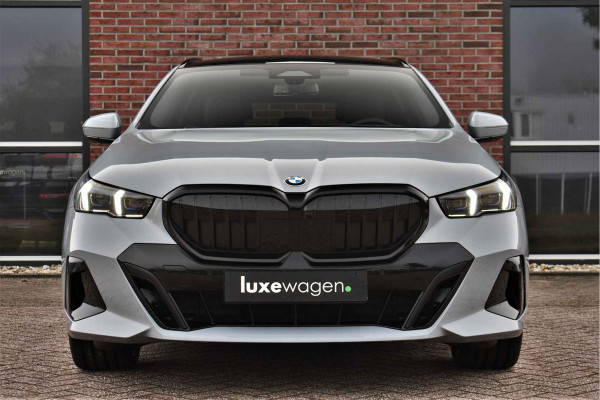 BMW 5 Serie 530e M-Sport Pano ACC 360 H/K Stoel-vent Brooklyngrau BMW 5 Serie 530e M-Sport Pano ACC 360 H/K Stoel-vent Brooklyngrau