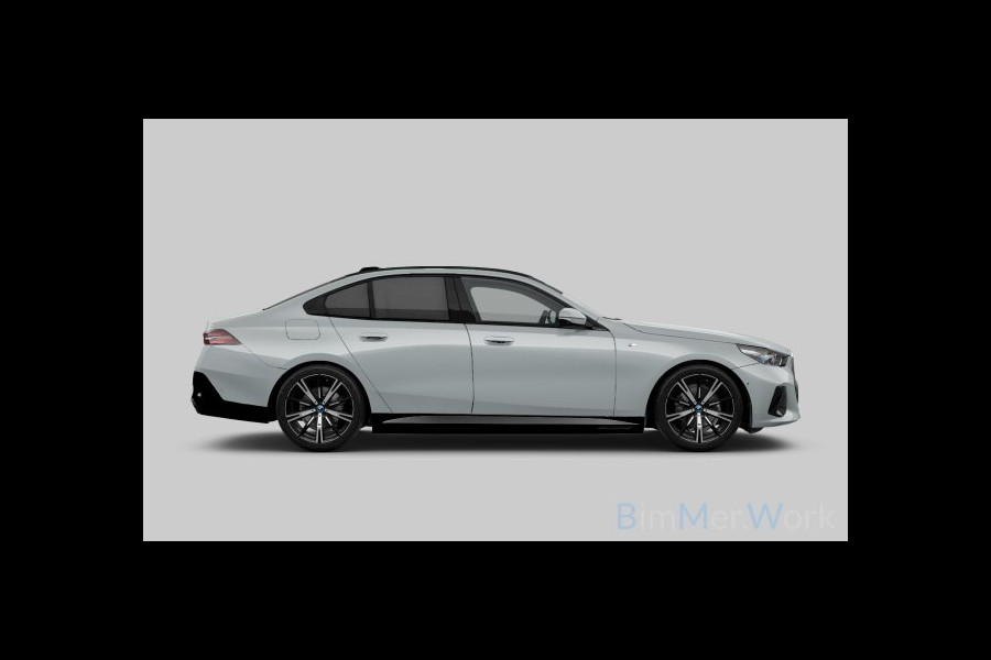 BMW 5 Serie 530e M-Sport Pano ACC 360 H/K Stoel-vent Brooklyngrau BMW 5 Serie 530e M-Sport Pano ACC 360 H/K Stoel-vent Brooklyngrau
