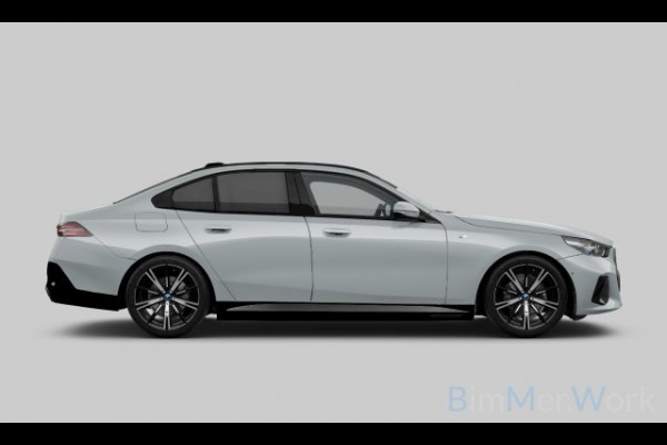 BMW 5 Serie 530e M-Sport Pano ACC 360 H/K Stoel-vent Brooklyngrau BMW 5 Serie 530e M-Sport Pano ACC 360 H/K Stoel-vent Brooklyngrau