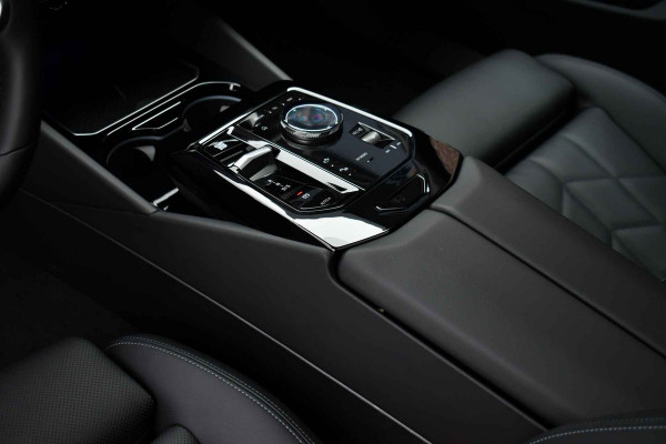 BMW 5 Serie 530e M-Sport Pano ACC 360 H/K Stoel-vent Brooklyngrau BMW 5 Serie 530e M-Sport Pano ACC 360 H/K Stoel-vent Brooklyngrau