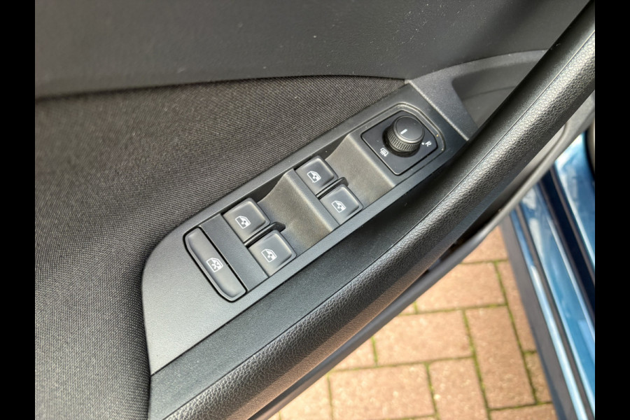 Škoda Kamiq 1.0 TSI 115pk DSG Sport Business CLIMA/CRUISE/DAB/CARPLAY/PDC/TREKHAAK Škoda Kamiq 1.0 TSI 115pk DSG Sport Business CLIMA/CRUISE/DAB/CARPLAY/PDC/TREKHAAK