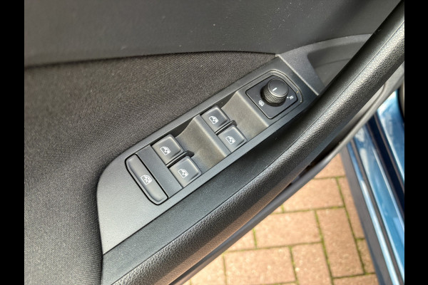 Škoda Kamiq 1.0 TSI 115pk DSG Sport Business CLIMA/CRUISE/DAB/CARPLAY/PDC/TREKHAAK Škoda Kamiq 1.0 TSI 115pk DSG Sport Business CLIMA/CRUISE/DAB/CARPLAY/PDC/TREKHAAK